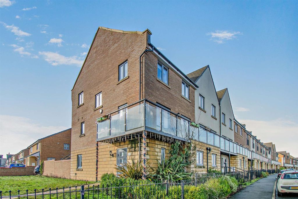 Property photo 1 of 13 8678310-Exterior06-800.Jpg