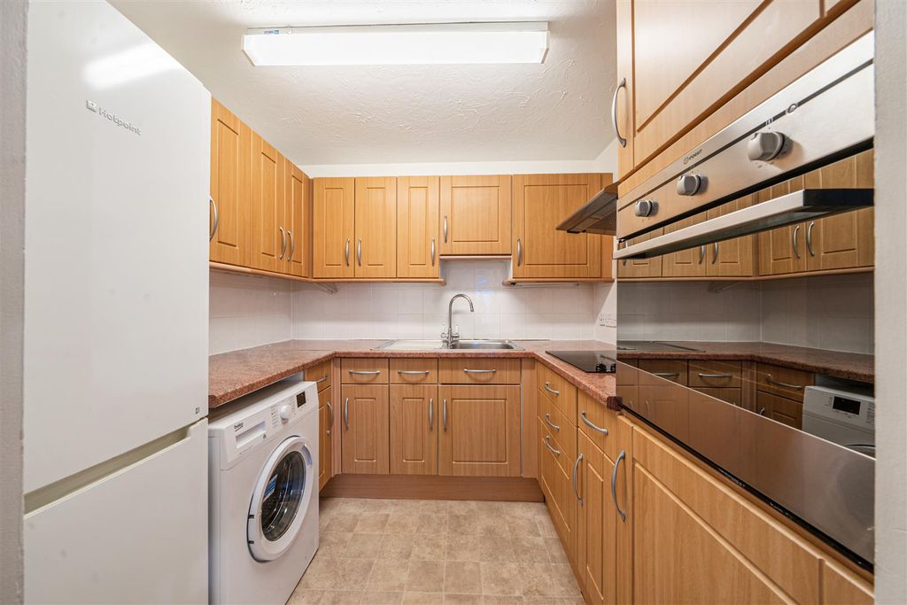 Property photo 3 of 10 Kitchen: