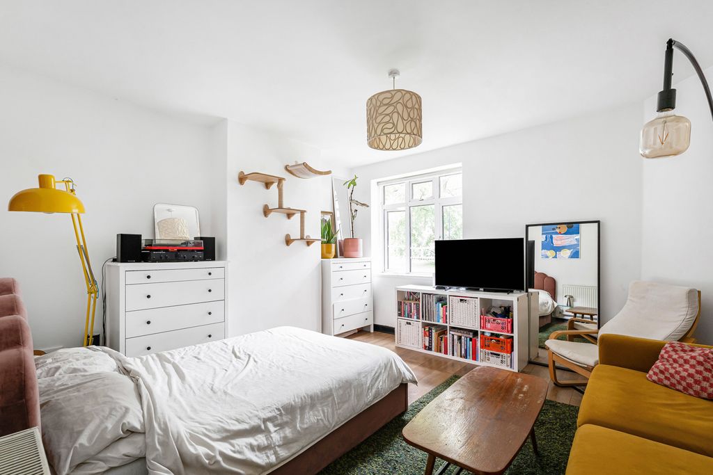 Property photo 1 of 12 Bedroom