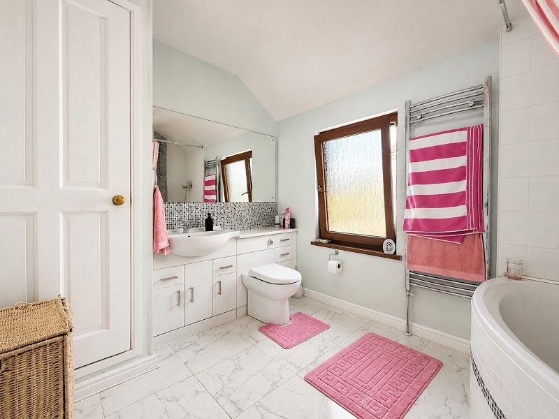 Property photo 3 of 18 Bathroom
