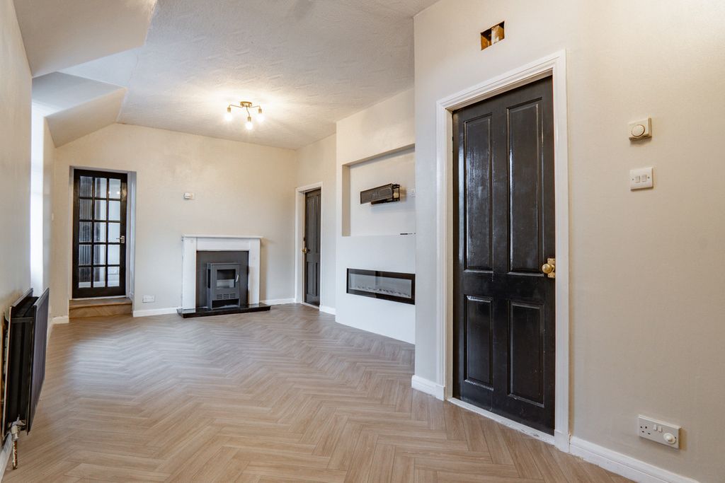 Property photo 2 of 26