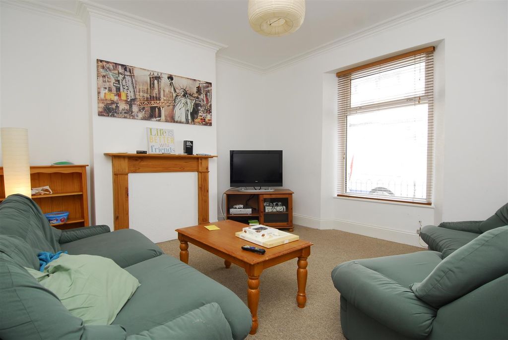 Property photo 1 of 9 48Kensingtonrd001.Jpg