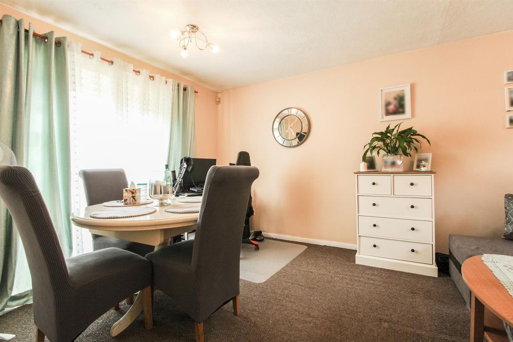 Property photo 3 of 7 Live 2.Jpg