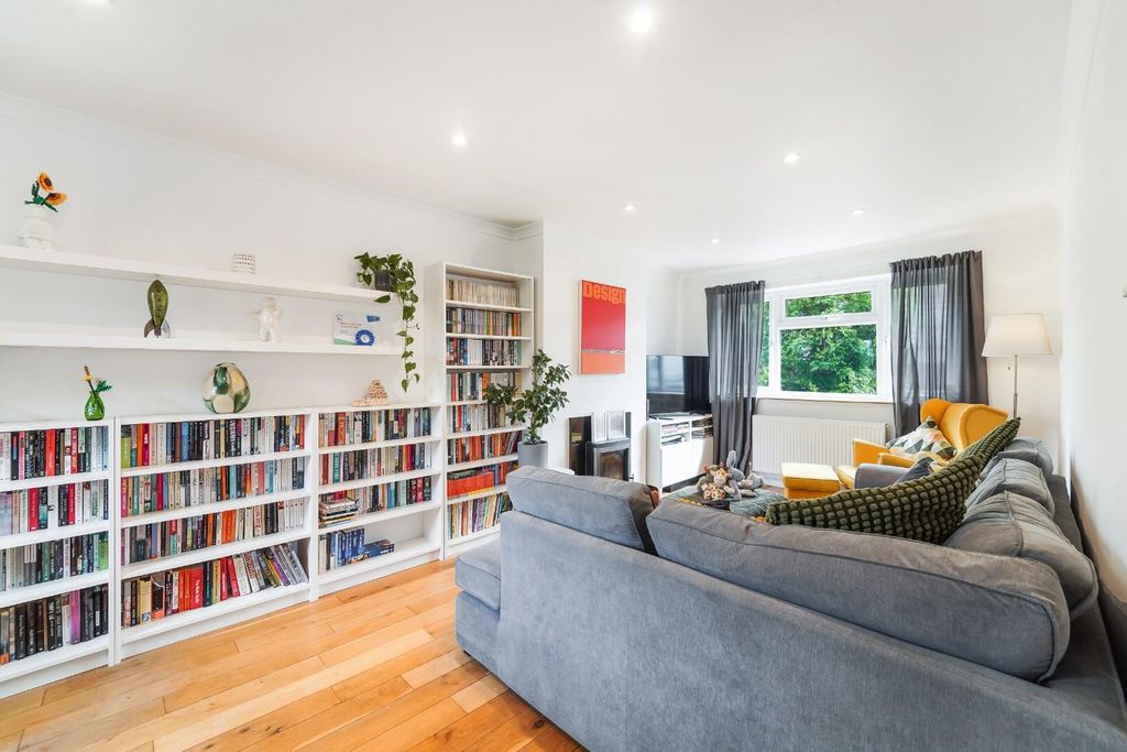 Property photo 2 of 13 Wellbeck Close