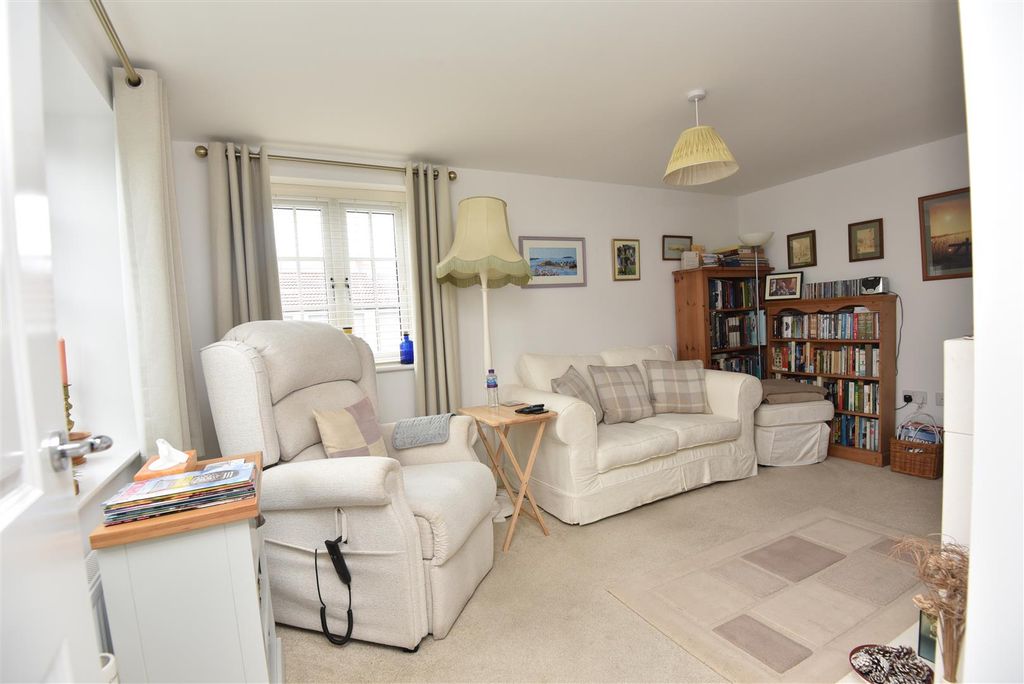 Property photo 2 of 10 Sitting Room