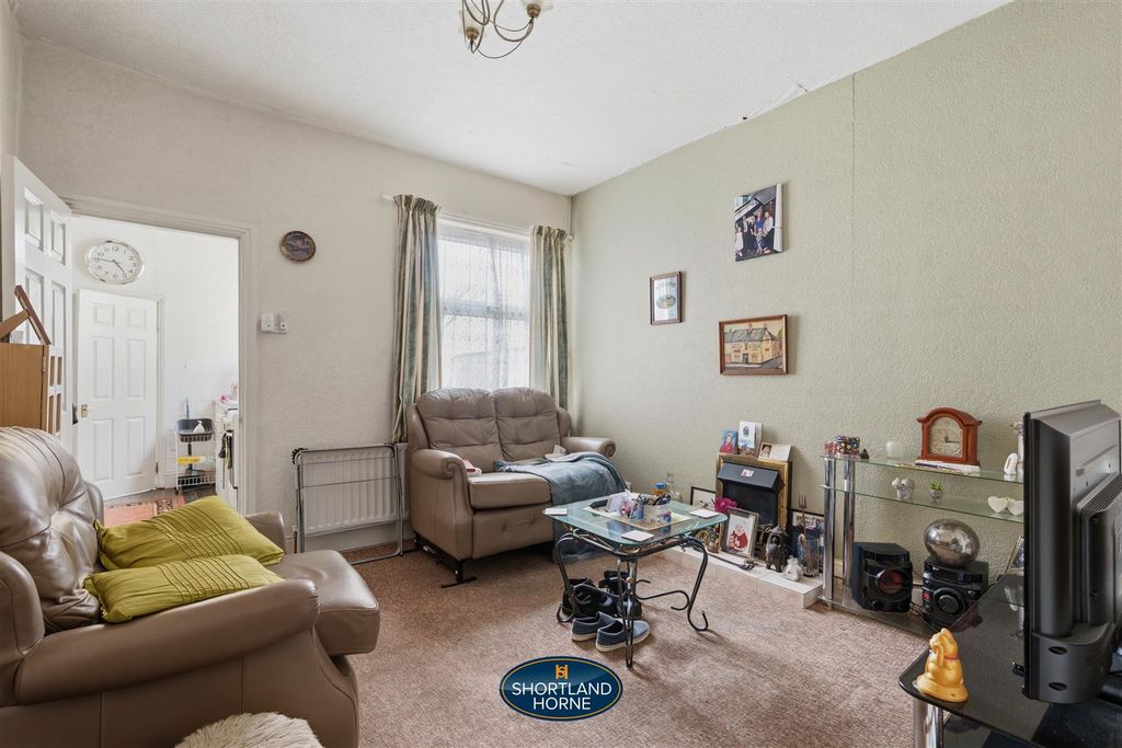 Property photo 3 of 25 61 Waverley Road (4 Of 25).Jpg
