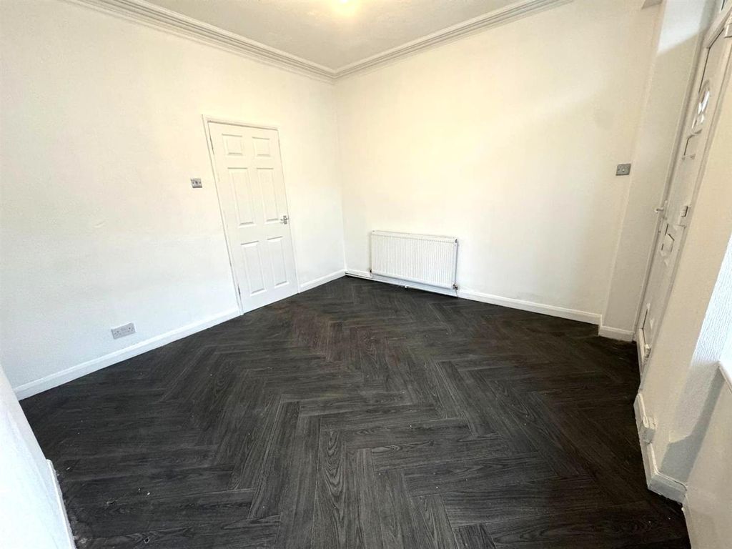 Property photo 2 of 11 Sitting Room Pic 2