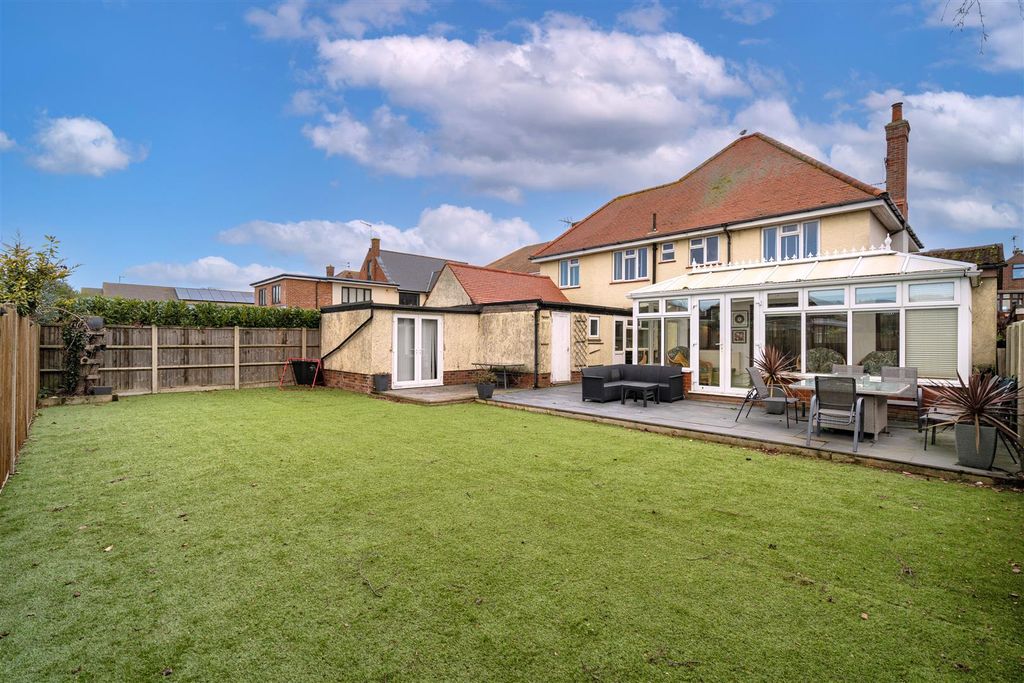 Property photo 2 of 26 Garden