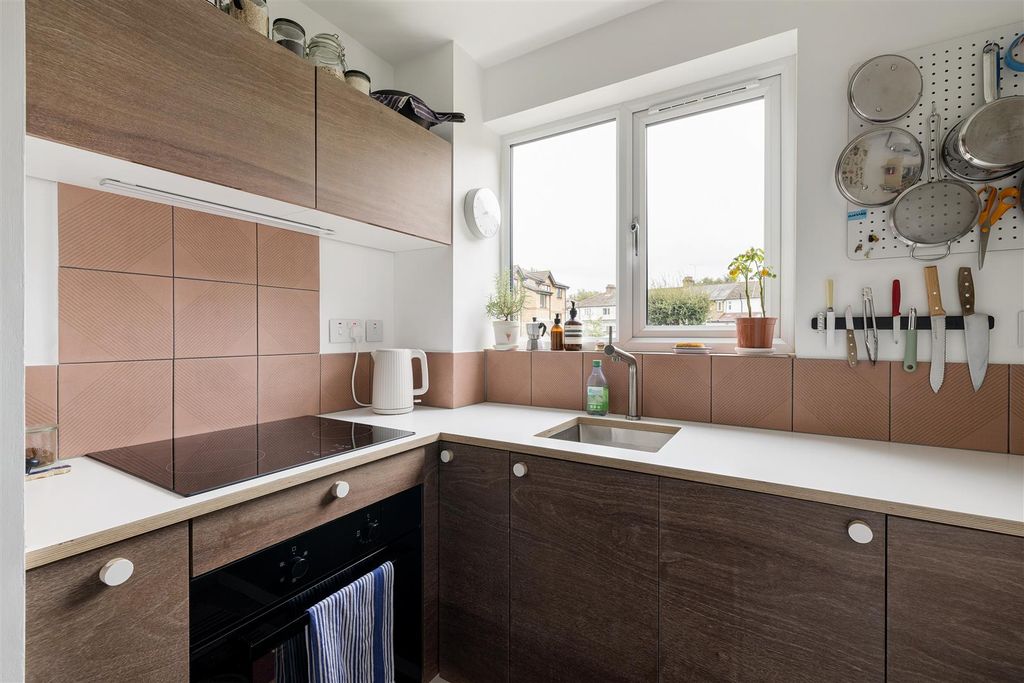 Property photo 3 of 23 Green Pond Close, E17