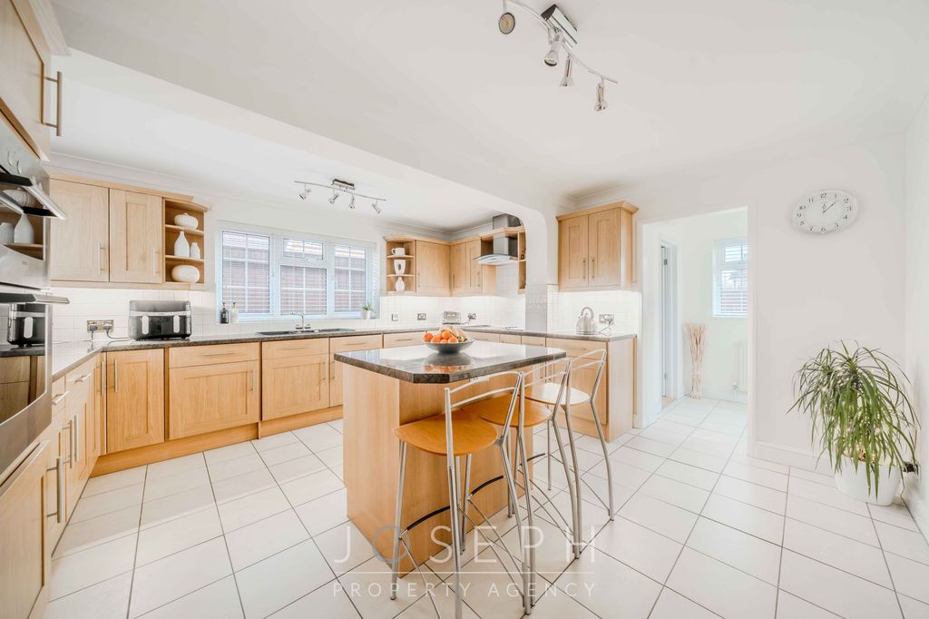 Property photo 2 of 26