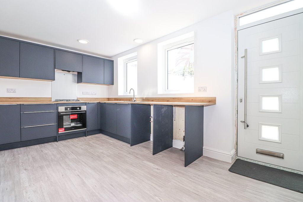 Property photo 2 of 15 Kitchen