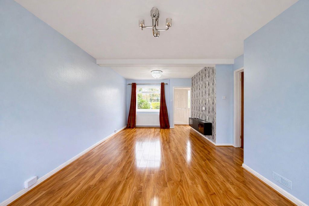 Property photo 2 of 15 Livingroom