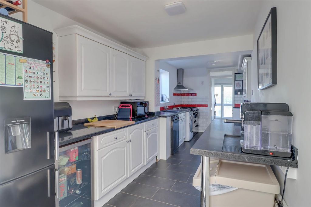 Property photo 3 of 21 97 Alderney Gardens-7.Jpg