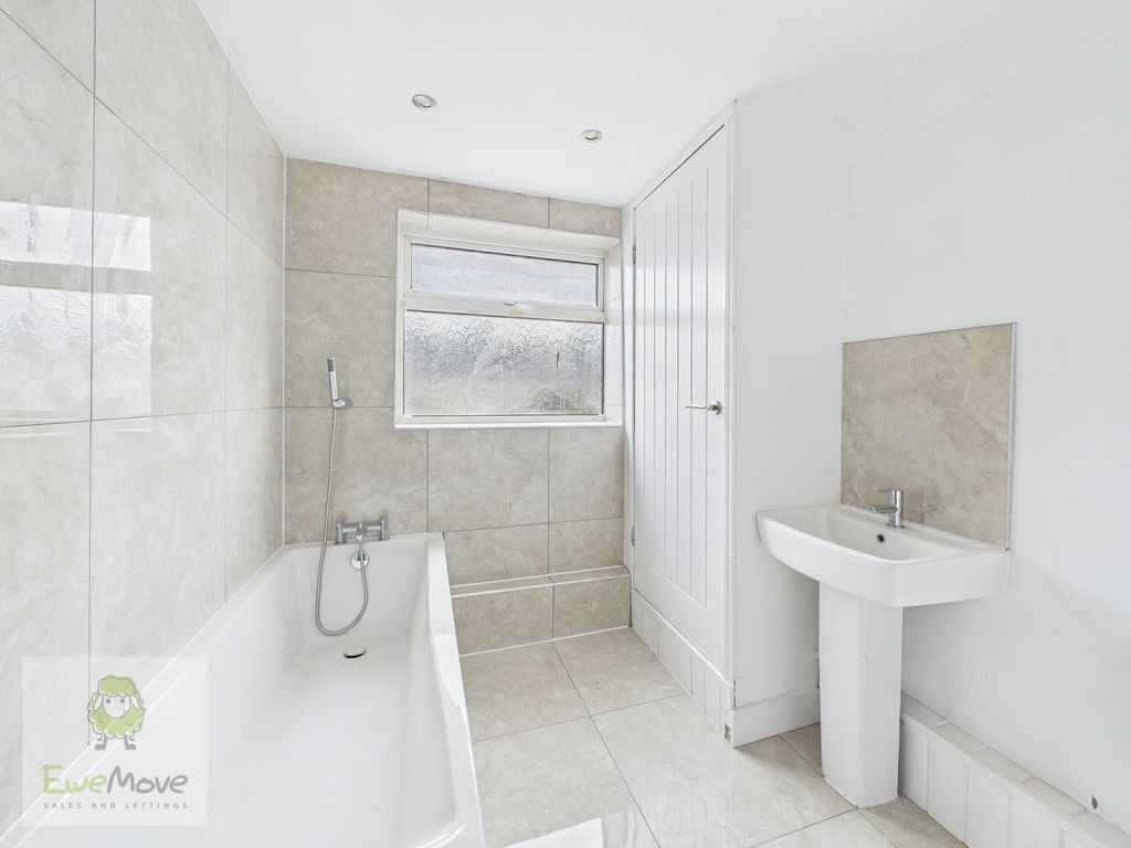 Property photo 2 of 11 Bathroom