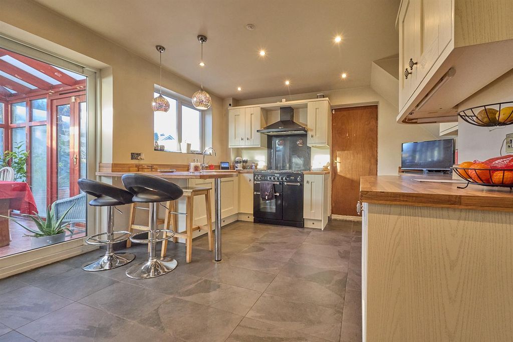 Property photo 2 of 16 Bute Close Hk 3.Jpg