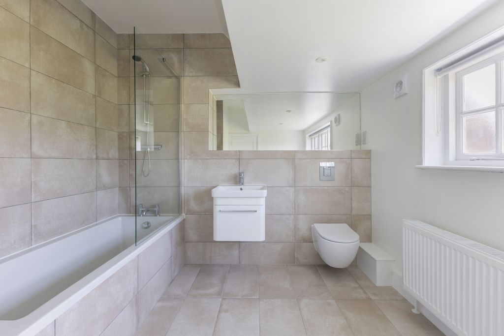 Property photo 3 of 13 90583_The Gate Ho...