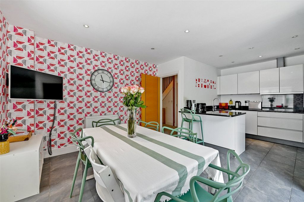Property photo 3 of 10 Kitchen / Dining