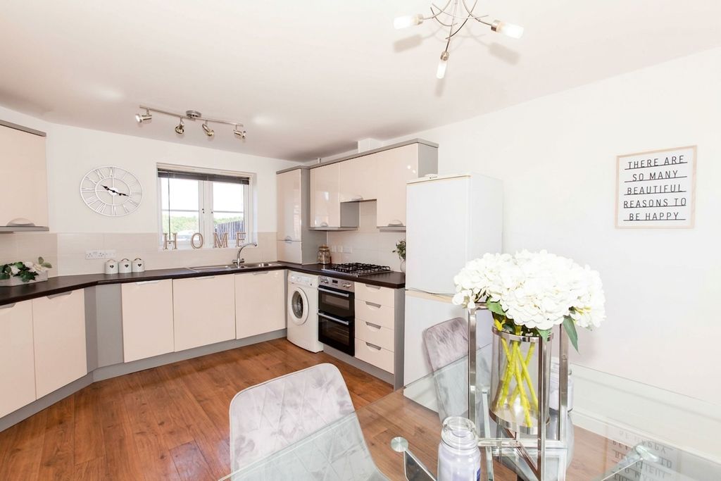 Property photo 2 of 31