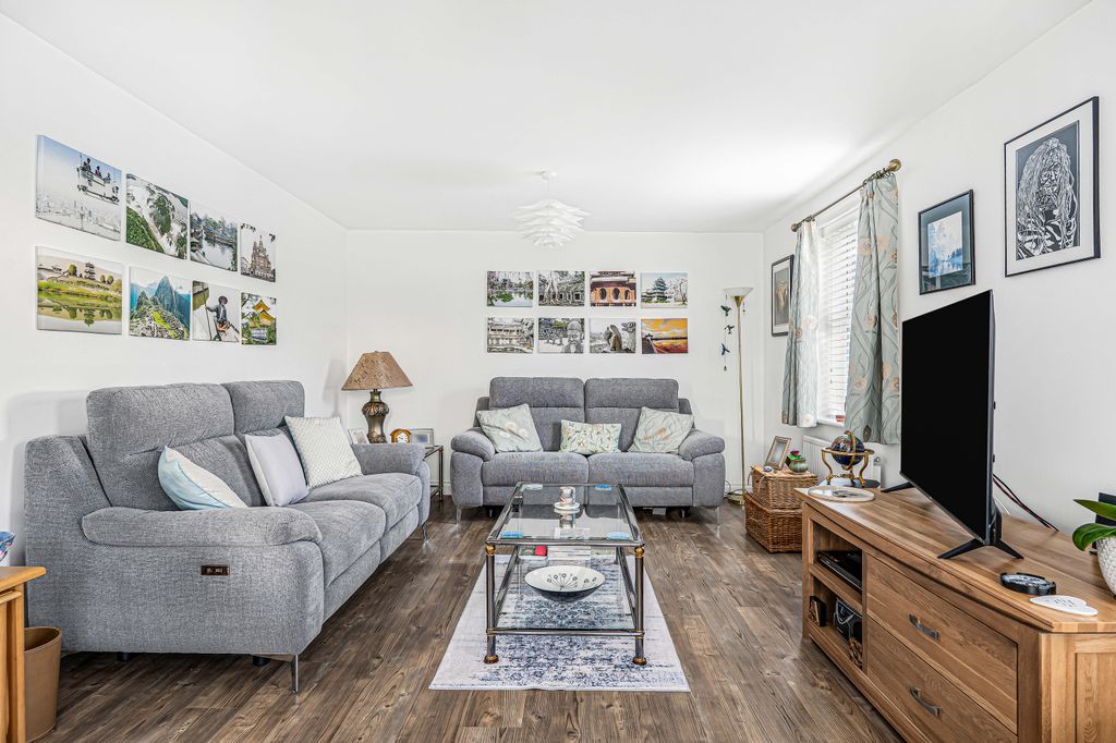 Property photo 2 of 28