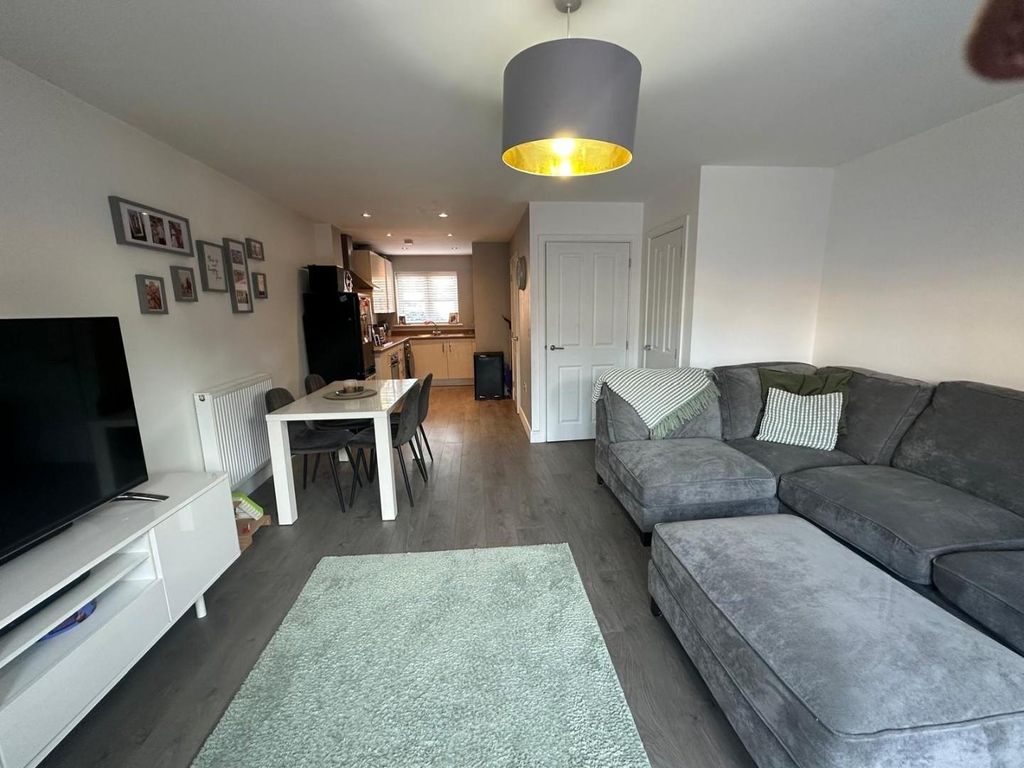 Property photo 3 of 14 27 Yates Loungekit.Jpg