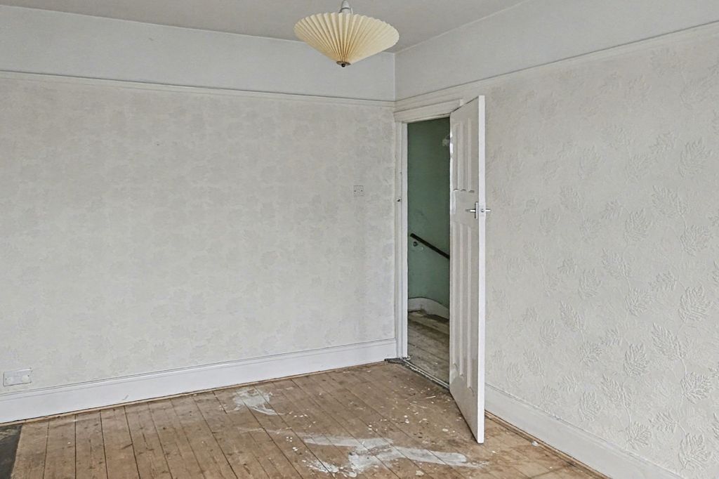 Property photo 2 of 14 9 Harold Road, Park Royal, London, Nw10 7Bg