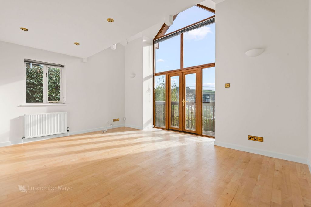 Property photo 2 of 21