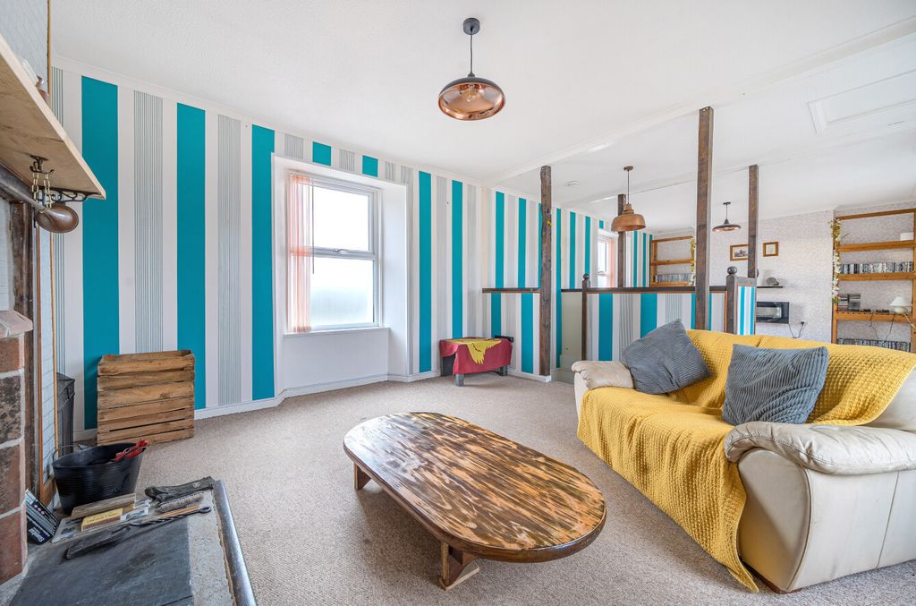 Property photo 3 of 14 3 - 1392809-3-6940419...