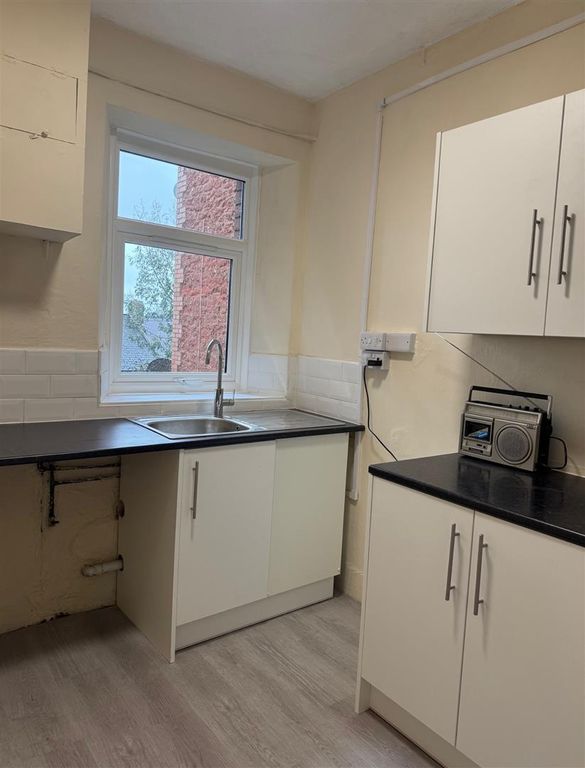 Property photo 1 of 11 Kitchen