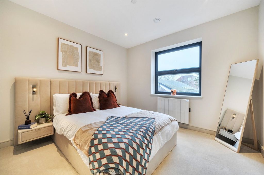 Property photo 2 of 9 Bedroom