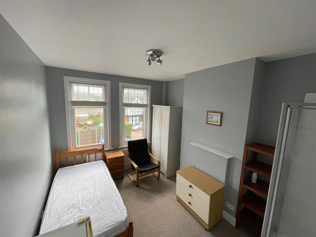 Property photo 1 of 5 Bedsit 5 14B Albert Road.Jpg