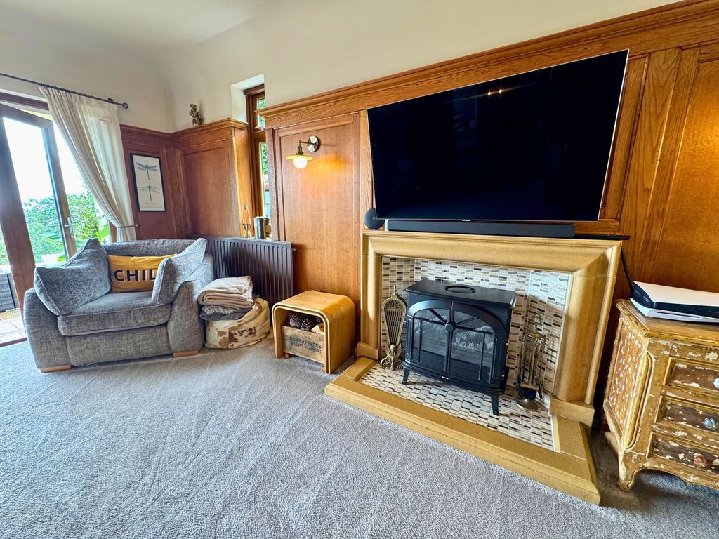 Property photo 2 of 28 Lounge