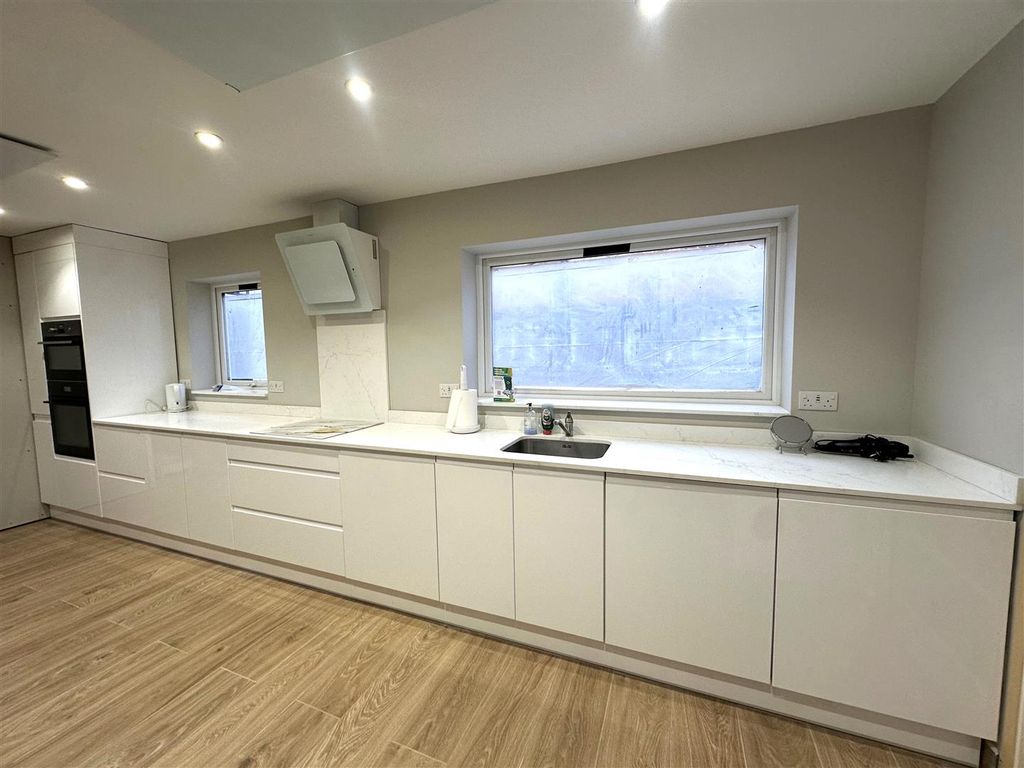 Property photo 3 of 12 Coopers Estate Agents