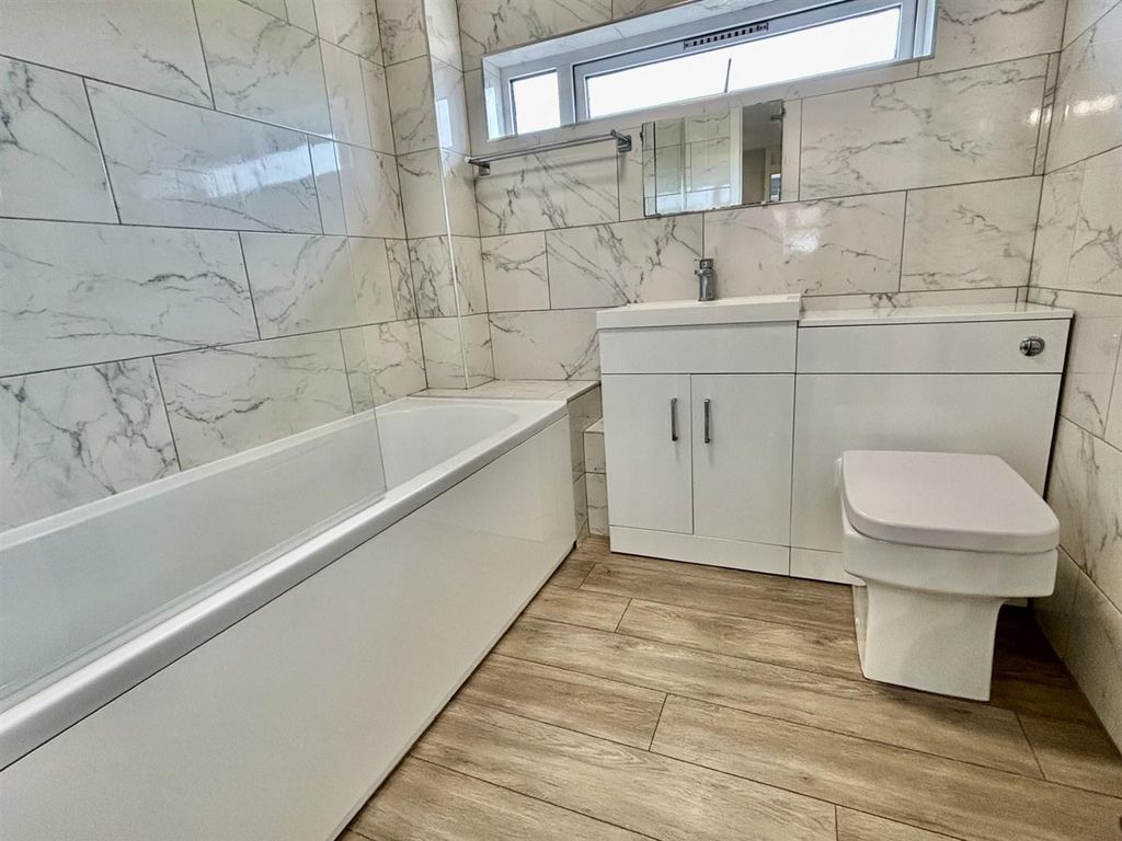 Property photo 3 of 18 Bathroom W/C