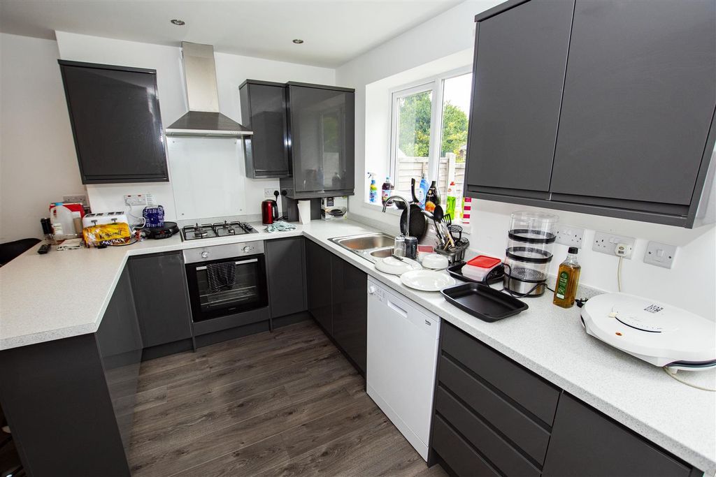 Property photo 2 of 8 Kitchen