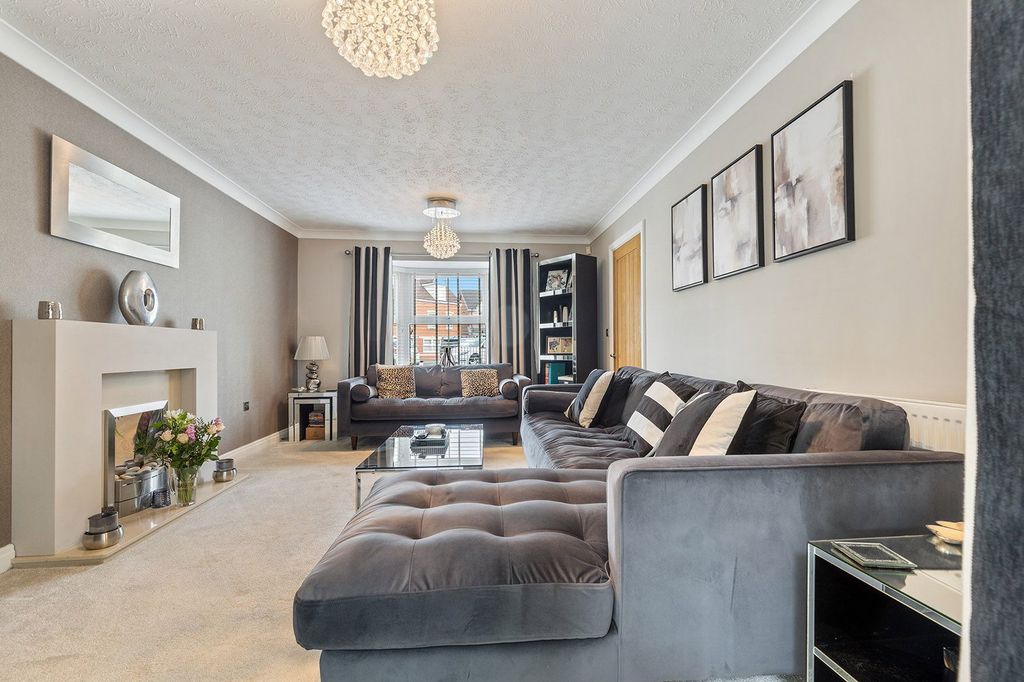 Property photo 2 of 27