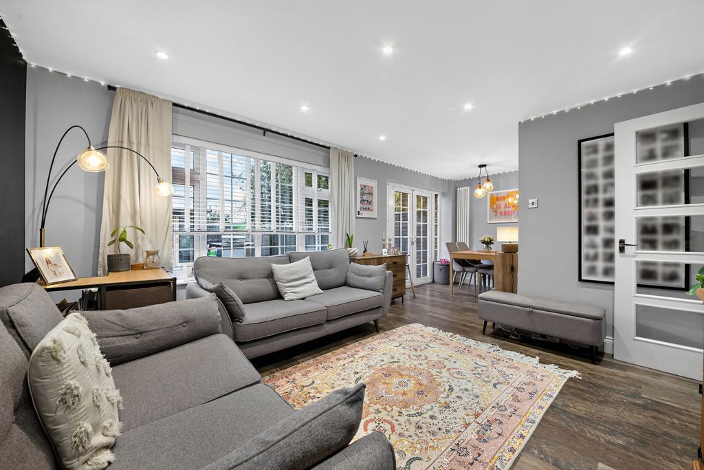 Property photo 3 of 18 Living Room