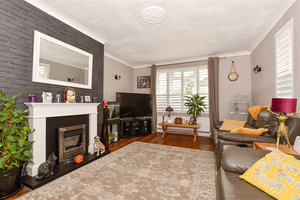 Property photo 2 of 17 Lounge