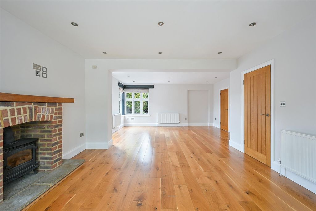 Property photo 2 of 19 Longdown Lane North, - (2).Jpg