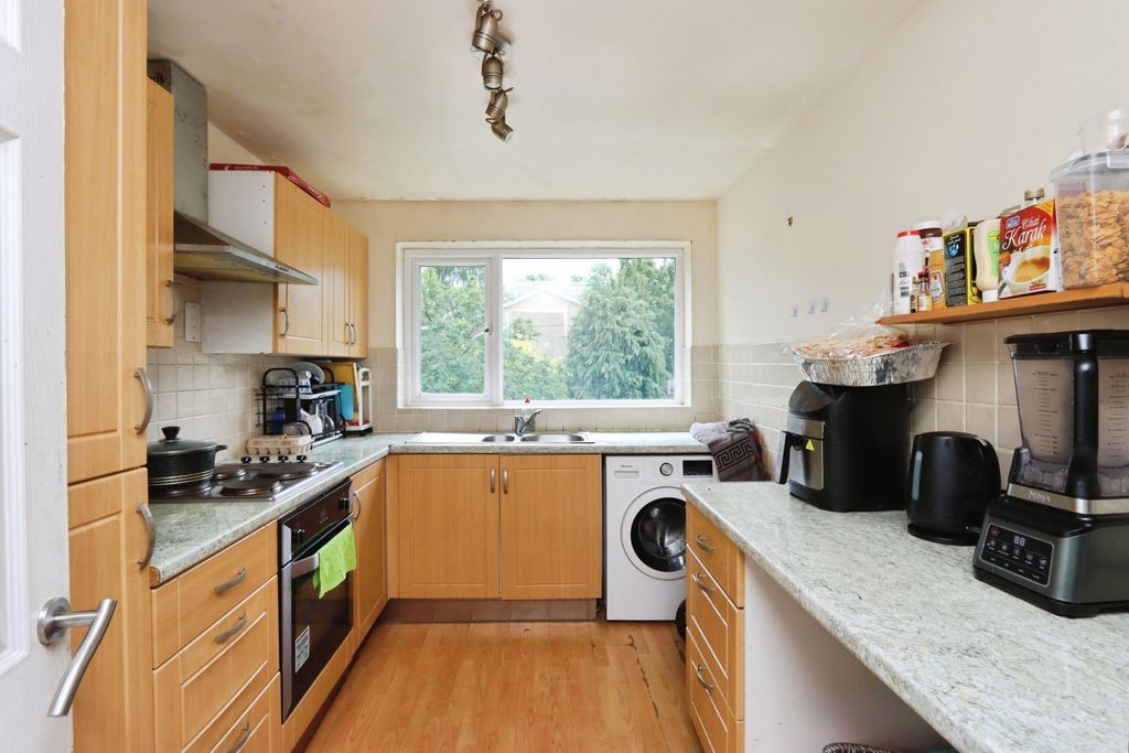 Property photo 3 of 12 Kitchen
