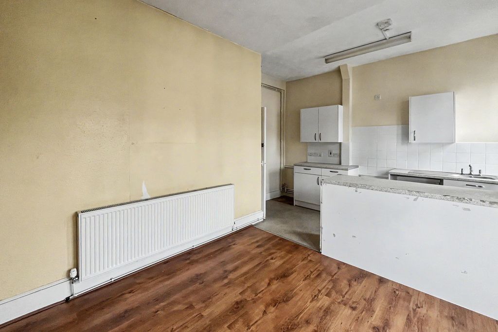 Property photo 2 of 10 16c Gosberton Road, Balham, London Sw12 8Lf