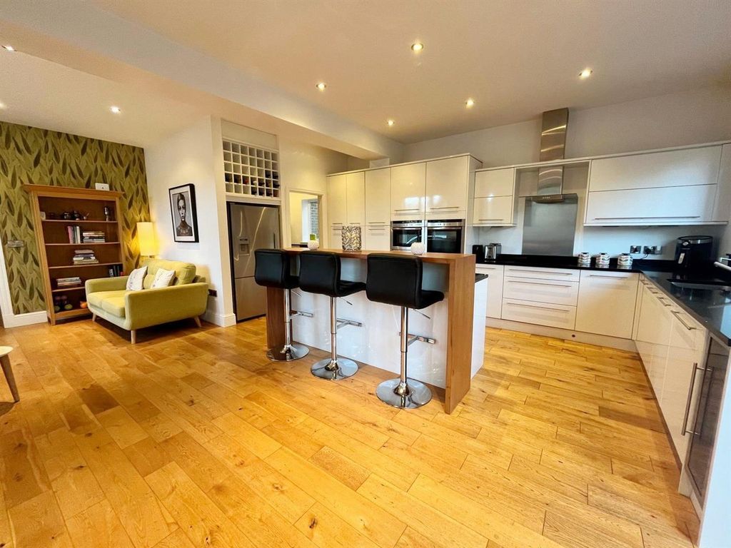 Property photo 3 of 52 Image (6).Png