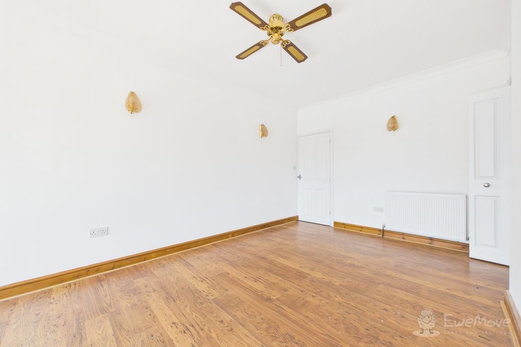 Property photo 3 of 16 Dining Area