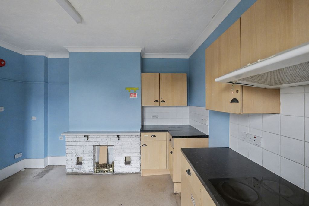 Property photo 2 of 21 159 West End Road, Bitterne, Southampton, Hampshire, So18 6Pj