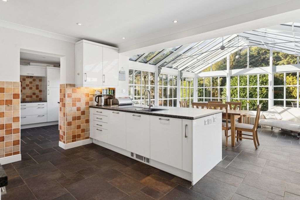 Property photo 2 of 25 Kitchen/B'fast Room