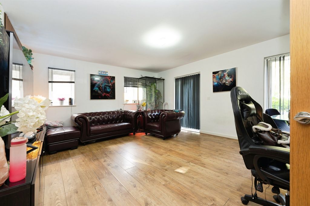 Property photo 2 of 20