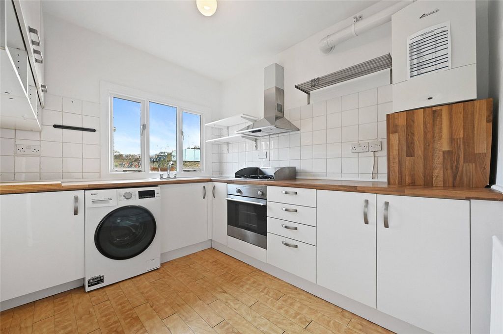 Property photo 2 of 8 Picture No. 12