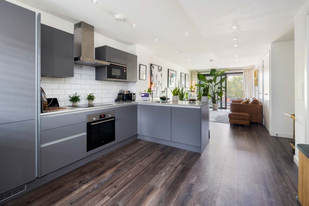 Property photo 2 of 24 Kitchen