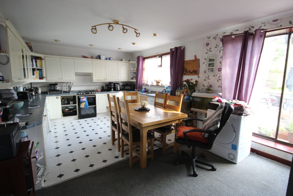 Property photo 3 of 12 Kitchen
