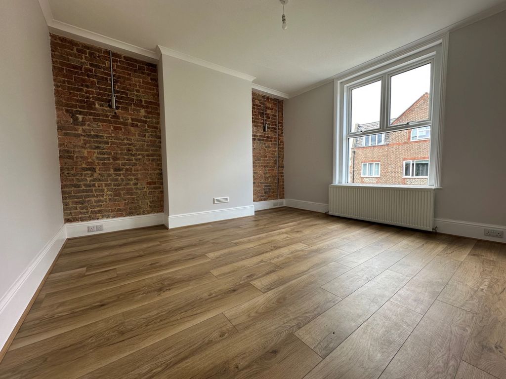 Property photo 1 of 11 3 Bed Flat To Rent Bridge Street, Leatherhead Kt22 8Bn