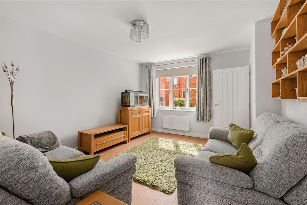 Property photo 3 of 14 5 Davies Road, Banbury-7.Jpg